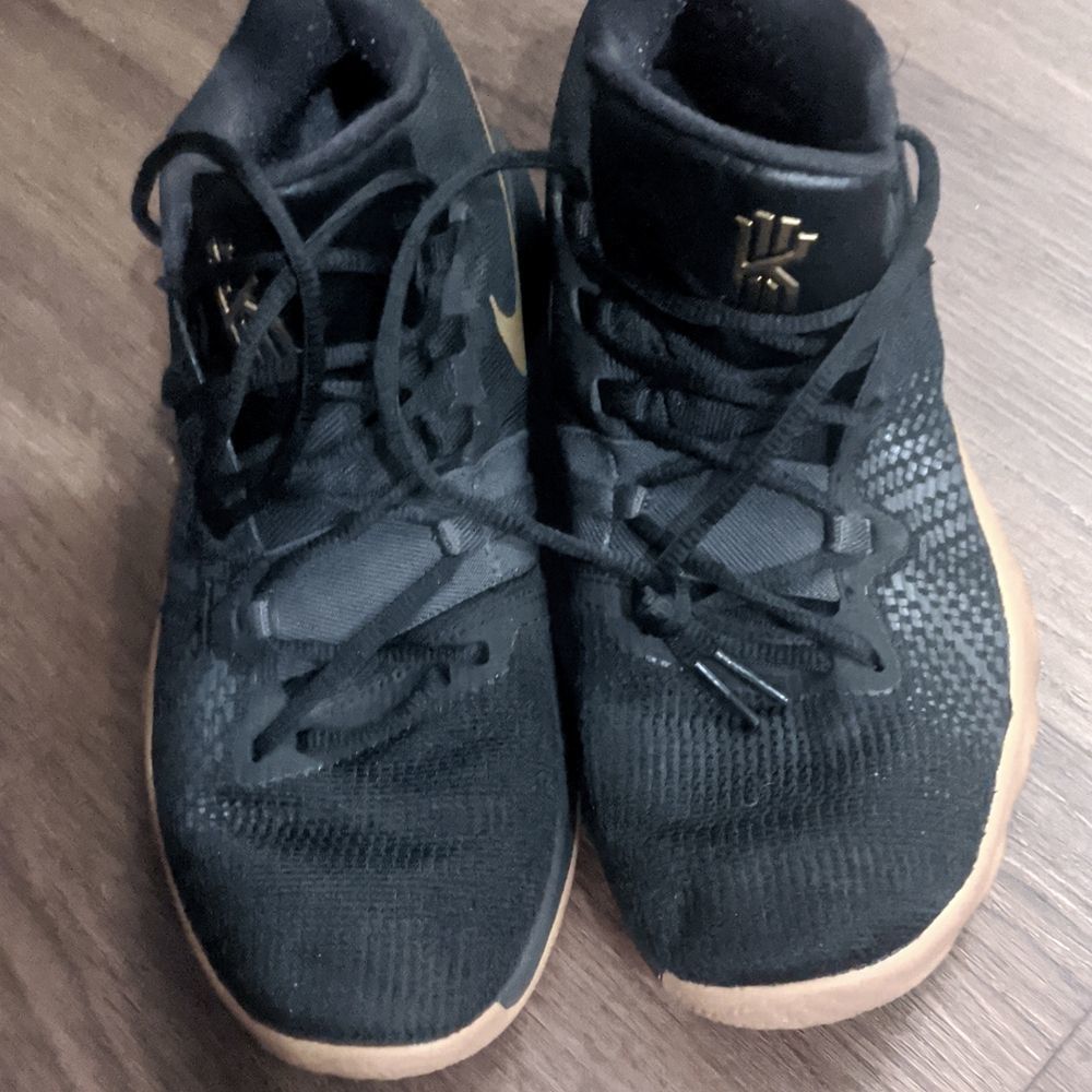 𝅺NIKE Boy Size 8